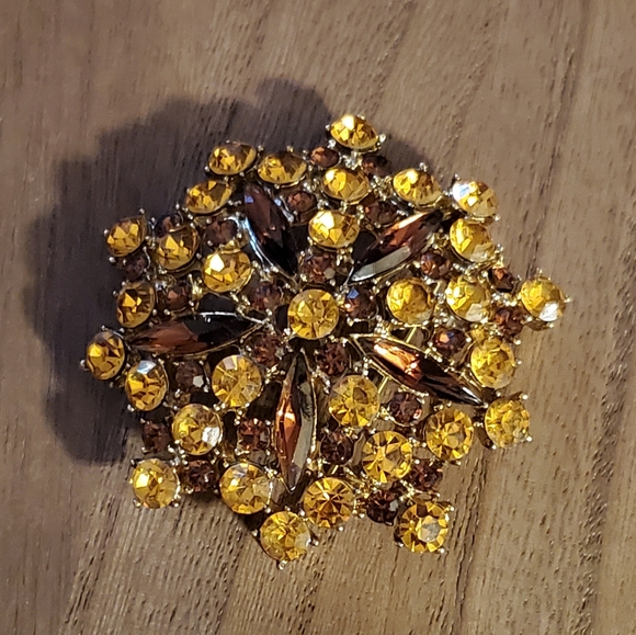 Vintage Flower Brooch - Picture 13 of 17